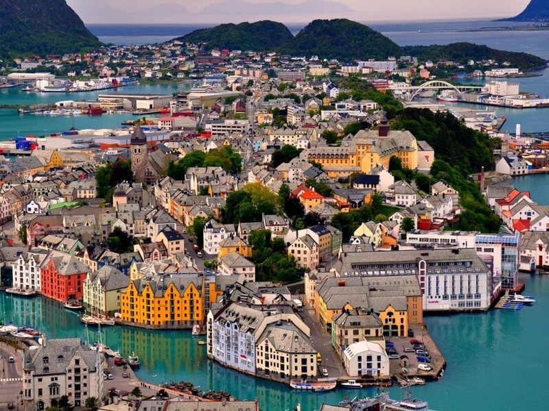 Мальовничі норвезькі фіорди, природні туристичні локації Європи.