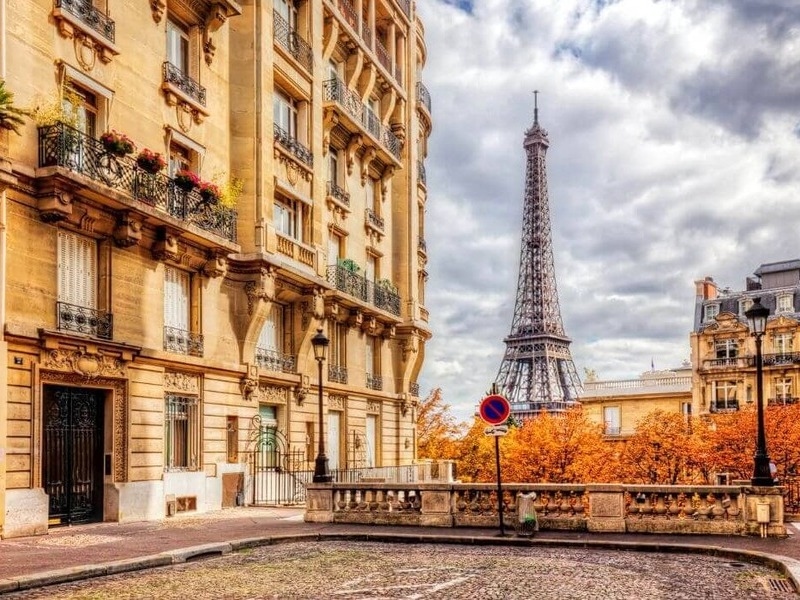 Панорама Ейфелевої вежі в Парижі, символ французької архітектури.