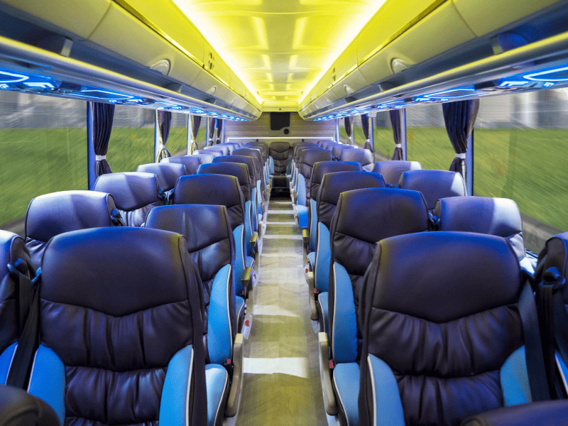 Жінкам комфортно сидіти на безпечному місці в автобусі біля вікна.