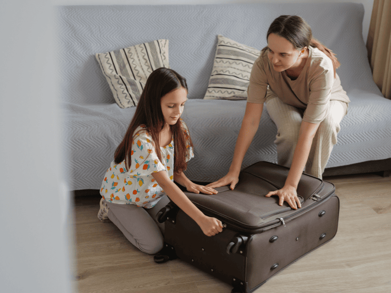 Мама з дитиною вивчають правила перевезення дітей в автобусі перед подорожжю.