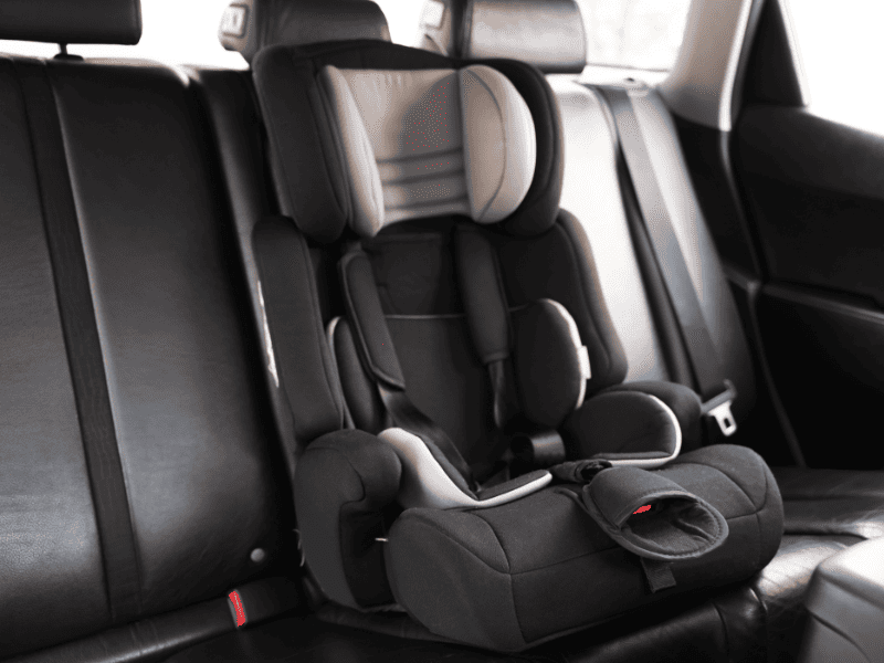 Комфортне дитяче автокрісло встановлене в автобус TourUkraine.