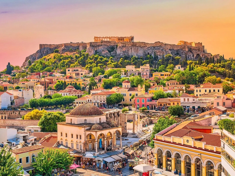 Вид на современные Афины с холма, сочетание античного наследия и ритма мегаполиса.